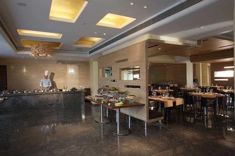 Mosaic Hotel Noida Restaurant foto